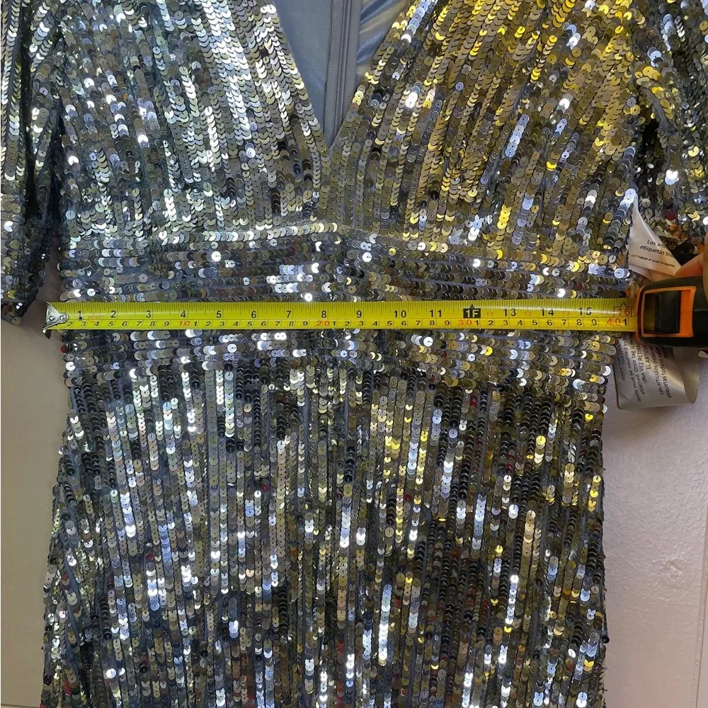 Mac Duggal 4707 Sequin Stripe Platinum Metallic V-Neck Gown Size 12 - Picture 13 of 13
